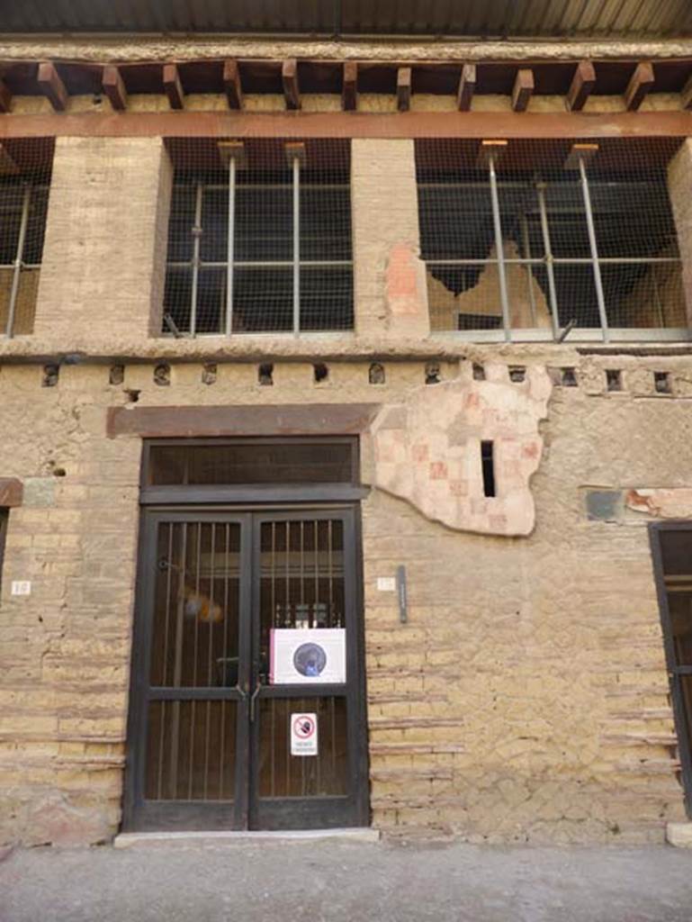 Ins. V 15, Herculaneum, September 2015. Entrance doorway.